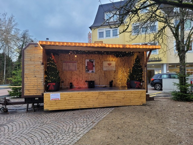 Die mobile-mini-buehne wünscht euch allen eine besinnliche Adventszeit und ein fröhliches Weihnachtsfest sowie einen guten Start ins neue Jahr.
"Ihr wisst ja wenn ihr mich braucht könnt Ihr mich mieten- wenn ich an diesem Termin noch zu haben bin."